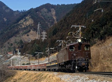 Tren demiryolunda ilerliyor.