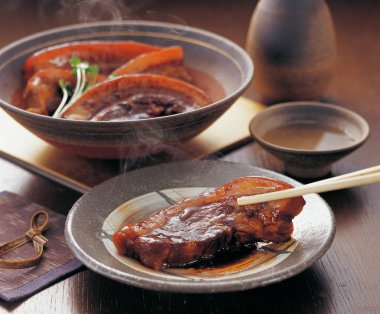 Masadaki lezzetli yiyeceklerin yakın plan görüntüsü.