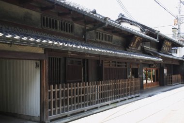 Kışın geleneksel Japon ahşap evleri cephesi 