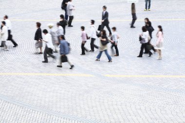 Gündüz vakti şehirde yürüyen bir grup insan