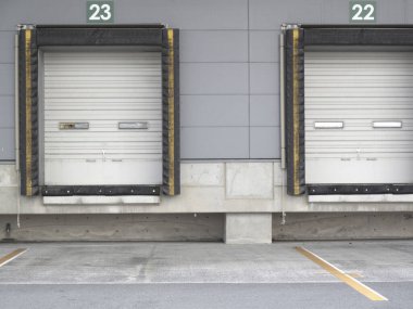 Endüstriyel depo binasının dış kapakları kapalı.