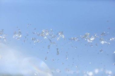 Su havaya düşer, arka plan bulanıklaşır. Soyut arkaplan 