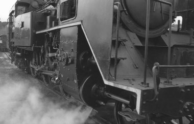 Siyah beyaz fotoğraf, yolcular tren raylarında..