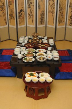 Bir sürü küçük kasede çeşitli yiyecekler. Asya tarzı 