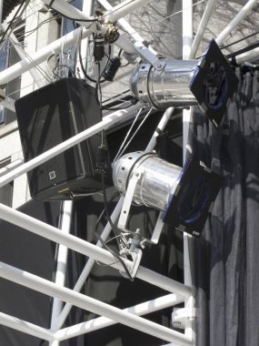 Olay için metal sahne ışıkları sabitlendi