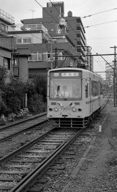 Tren, şehirdeki tren istasyonunda hareket ediyor.