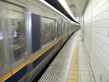 Metro treni metro istasyonuna vardı.  