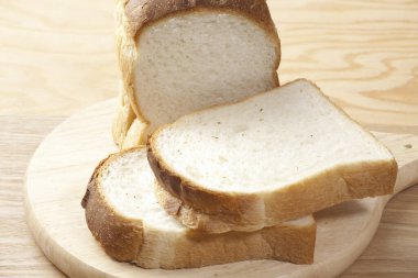 Tahtada taze dilimlenmiş ekmek, yakın plan.