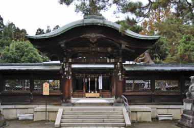 Şehirdeki geleneksel tapınak binasının manzarası