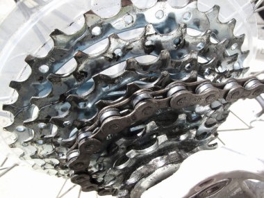 Metalik bisiklet vitesleri ve zincir birbirine sıkıca kenetlenir.