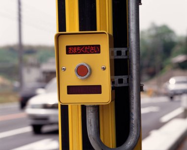 Meşgul şehir sokağının yanına sarı acil durum düğmesi monte edildi