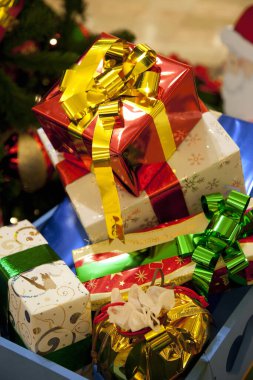 Noel hediyesi kutularının yakın plan görüntüsü, Noel hediyeleri       