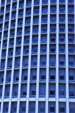 Pencere ve balkonlu bina cephesi. Şehrin modern mimarisi      