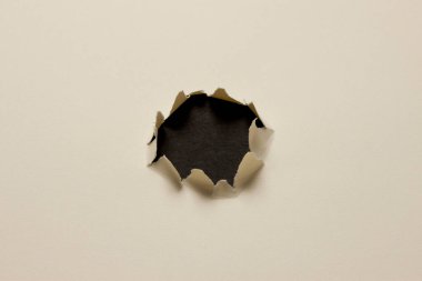 Kağıt arkaplanda beyaz yırtık delik