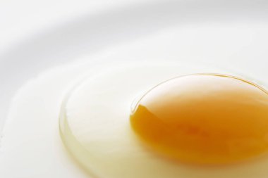 Çiğ tavuk yumurtasının yakın görüntüsü