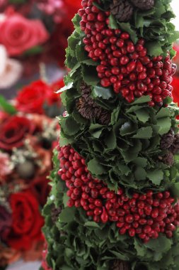 Güzel Noel dekorasyonu, kırmızı böğürtlenler, yakın plan