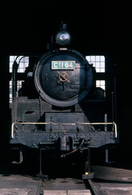 Arka planda eski buharlı lokomotif treni