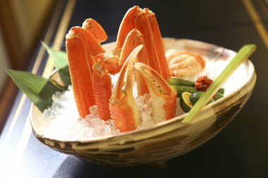 Ezilmiş buz üzerinde dinlenen taze yengeç bacakları.