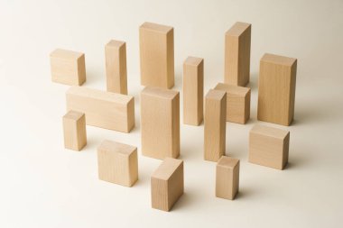 Beyaz arkaplanda tahta bloklar, kapatın