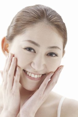 Beyaz arka planda cilt bakımlı Asyalı kadın