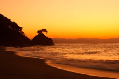 Denizde güzel bir gün batımı. doğa arkaplanı