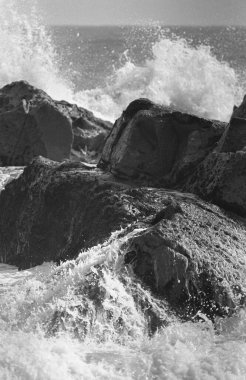 Siyah ve beyaz denizin güzel manzarası. Sahilde dalgalar.