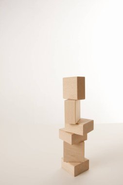 Beyaz arka plan, iş ve başarı konsepti üzerine ahşap blok kulesi