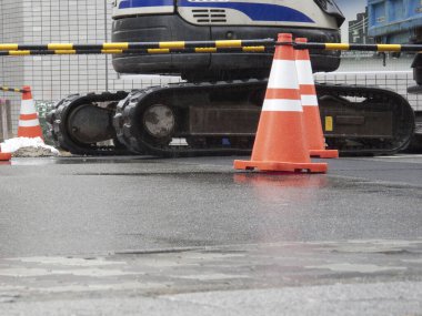 yol ağır makinelerle çalışır