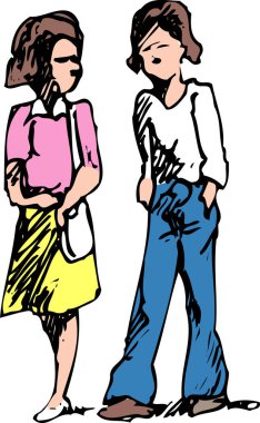 İki kadın, açık havada günlük kıyafetlerini giyerek birlikte duruyorlar.