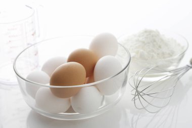 Hamuru beyaz masada hazırlamak için gerekli malzemeler. 