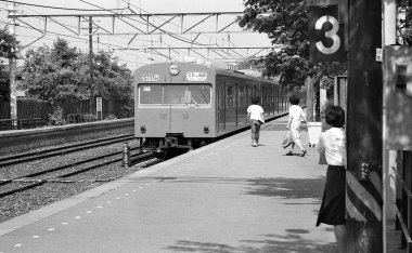 Japonya 'daki eski tren, sepya fotoğrafı.
