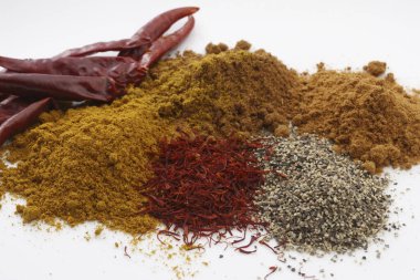 Farklı organik baharat ve bitkilerin yakın plan görüntüsü               