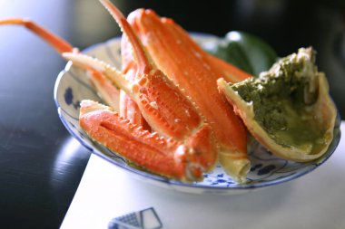 Kalıplı tabakta servis edilen taze yengeç bacakları