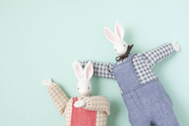 Mavi arka planda sevimli oyuncak tavşanlar, el yapımı konsept. 