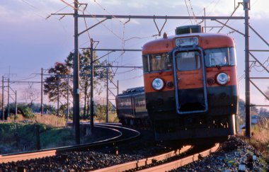 Japon kırsalındaki Tren Gündüz Görüşü 