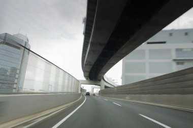 Boş asfalt yol ve Tokyo şehir silüeti