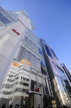 Tokyo 'daki HM mağazasının cephesi 