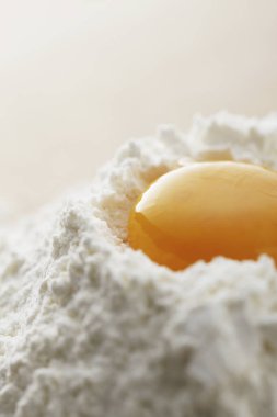 Unlu çiğ yumurta sarısının yakın plan görüntüsü. 