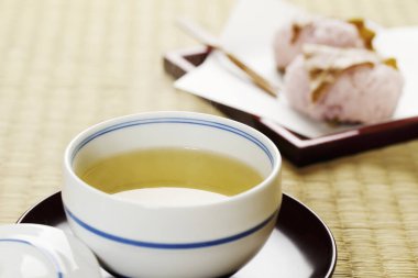 Tahta masadaki şekerli bir fincan çayın yakın plan çekimi.