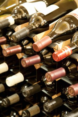 Mahzendeki şarap şişelerinin manzarasını kapatır.