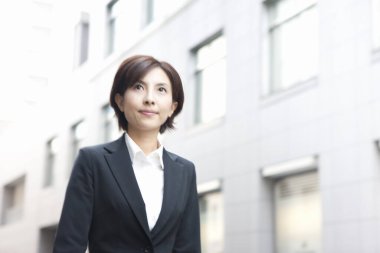 Şehirde takım elbiseli bir iş kadınının portresi.