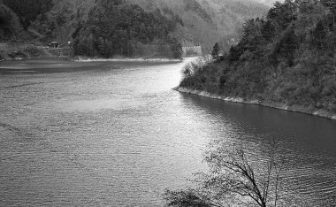 Dağlardaki nehrin siyah beyaz görüntüsü 