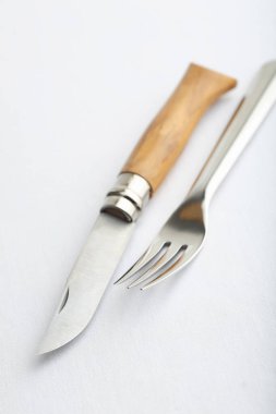 Metal çatallı bıçak.