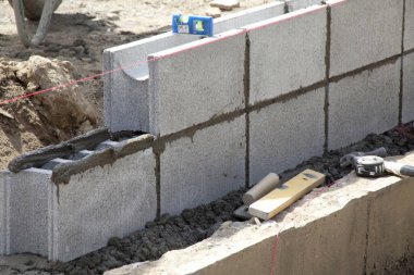 Çekiçle inşa edilen beton bir duvar.