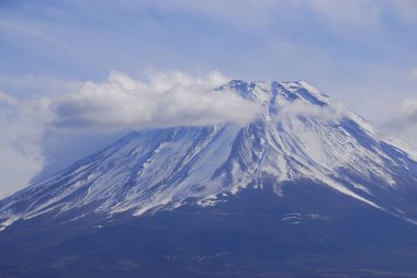 Japonya 'daki güzel ve ünlü Fuji dağının manzaralı görüntüsü.