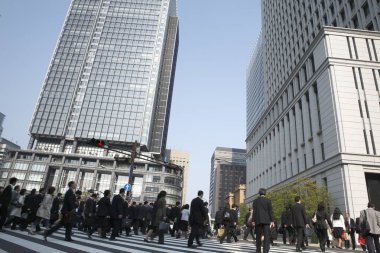 Tokyo, Japonya 'da merkez caddenin yanından geçen kalabalık