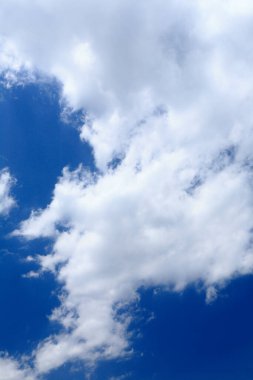 Beyaz bulutlu güzel mavi gökyüzü arkaplanı