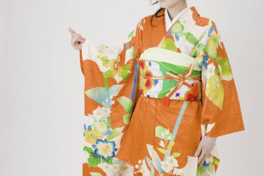 Geleneksel kimonolu kadın.