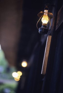 Duvarda asılı eski bir fener