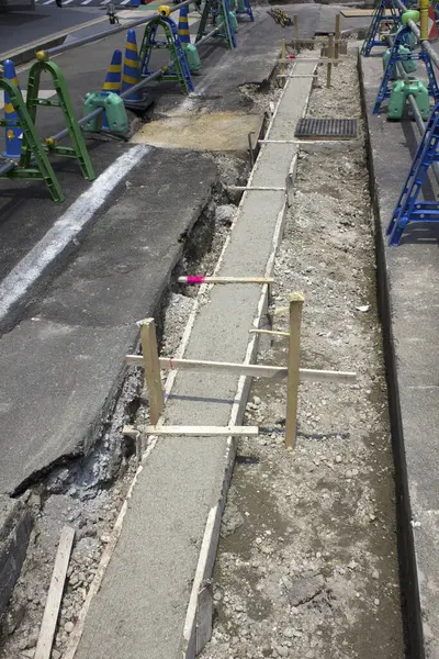 Yol inşaatı. Eski yol yüzeyinin yenilenmesi